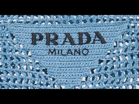 Logo Prada sulla borsa in uncinetto 